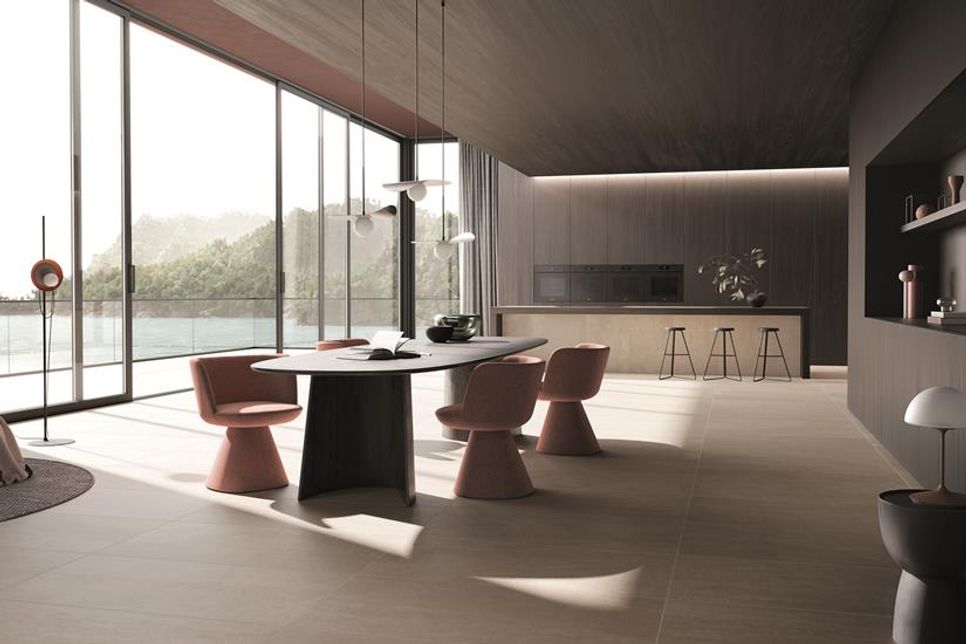 Die Kombination von Wärmepumpe, Fußbodenheizung beziehungsweise -kühlung und Fliesen ist eine ganzheitliche Lösung für energieeffizienten Wohnkomfort.