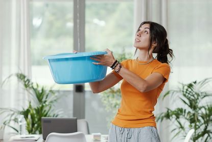 Bei einem Leitungswasserschaden greifen sowohl Wohngebäude- als auch Hausratversicherung. (Foto: Adobe Stock)