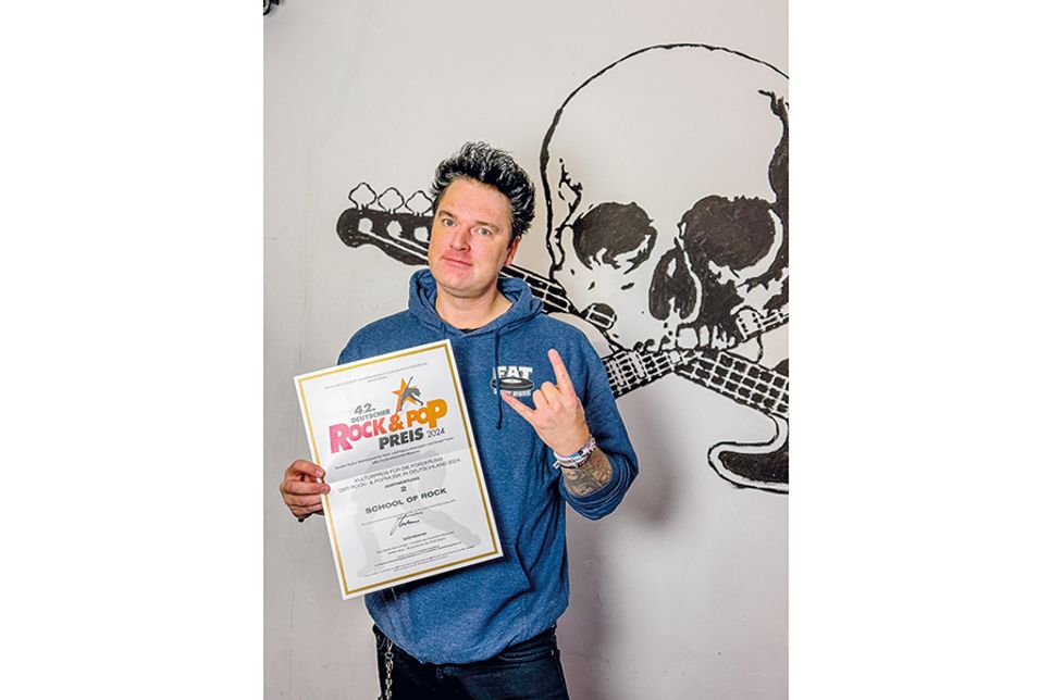 „School of Rock“-Gründer Dennis Lindner mit der Auszeichung.
