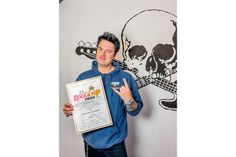 „School of Rock“-Gründer Dennis Lindner mit der Auszeichung.