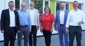 Frank Spreckels, Verbandsvorsteher, Ralph Rillox, Abteilungsleiter Kommunaler Abfall und Stoffstrom, Torsten Hindenburg, Geschäftsbereichsleiter Breitband, Hanna Liedtke, Geschäftsbereichsleiterin Entwässerung, Sven Bäumler, Geschäftsführer ZVO Energie GmbH und Holger Kroll, Stabsstellenleiter Nachhaltigkeit und Kreisläufe (v. lks.) berichteten im Vorfeld der Verbandsversammlung über den Stand der Dinge.