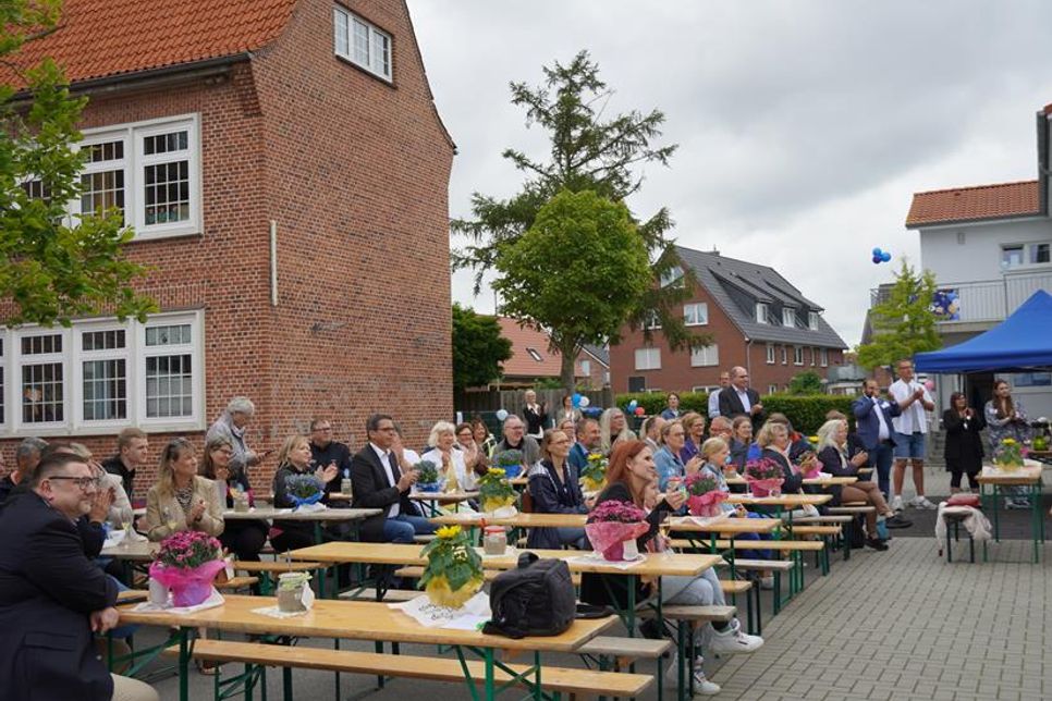 Die geladenen Gäste trafen sich auf dem Innenhof der Grundschule.