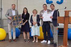 Geschenke zum Jubiläum gab es von Landrat Timo Gaarz (lks.) und Bürgermeister Sebastian Rieke (2. v. re.). 1. Vorsitzende Mechtild Piechulla (Mi.), Einrichtungsleiterin Janine Perk (2. v. lks.) und Fachbereichsleiter Matthias Thoms (re.) nahmen sie dankend entgegen.
