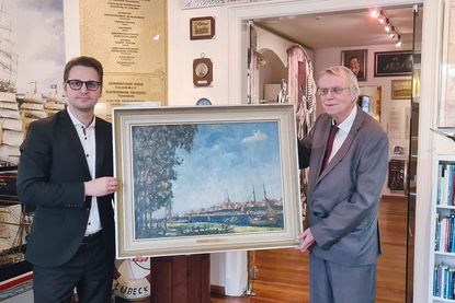 Der stellvertretende Leiter der Lübecker Fielmann-Filiale, Nico Felsberg (links), bei der Übergabe des Gemäldes an den 1. Vorsitzenden des Heimatvereins, Jürgen Kowitz.