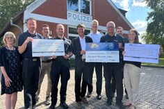 Spendenübergabe an der Polizeistation Grömitz mit Heidemarie Menorca, Jacob Revenstorf, Jan Femerling, Björn Burkhardt, Thorsten Langer, Bernd Olbrich, Thorsten Krüger,  Dennis Gorski und Jacqueline Schumacher (v. lks.).