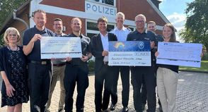 Spendenübergabe an der Polizeistation Grömitz mit Heidemarie Menorca, Jacob Revenstorf, Jan Femerling, Björn Burkhardt, Thorsten Langer, Bernd Olbrich, Thorsten Krüger,  Dennis Gorski und Jacqueline Schumacher (v. lks.).