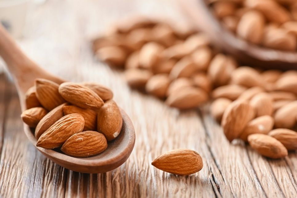 Mandeln mit Schale bekommen eine dickere Kruste, blanchierte eine feinere.