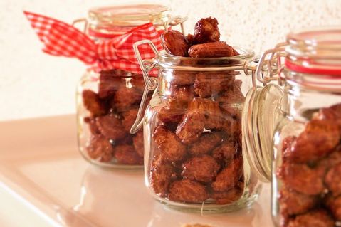 Frisch karamellisiert und herrlich duftend – gebrannte Mandeln bringen Jahrmarktsgefühl in die Winterküche.