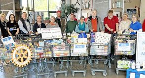 Das rotarische Projekt „KAUF EINS MEHR“ war ein voller Erfolg. In 13 Einkaufswagen wurden die gespendeten „MEHR“-Artikel zugunsten der TAFEL Oldenburg gesammelt.