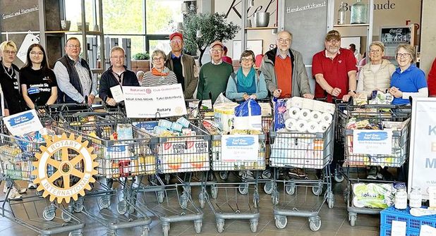 Das rotarische Projekt „KAUF EINS MEHR“ war ein voller Erfolg. In 13 Einkaufswagen wurden die gespendeten „MEHR“-Artikel zugunsten der TAFEL Oldenburg gesammelt.