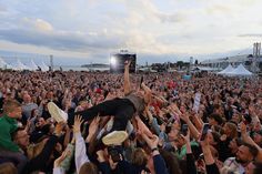 Wincent Weiss genießt das Bad in der Menge. (Foto Christian Lück)