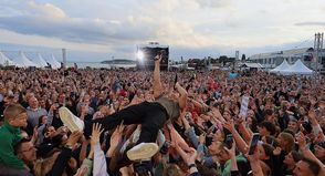 Wincent Weiss genießt das Bad in der Menge. (Foto Christian Lück)