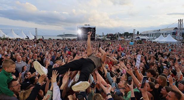 Wincent Weiss genießt das Bad in der Menge. (Foto Christian Lück)