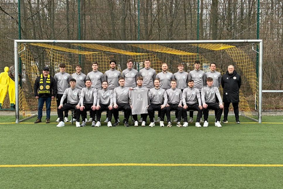 Die 1. Herrenmannschaft des TSV Neustadt mit ihrem Sponsor Marc Lowien vom „Low In“.