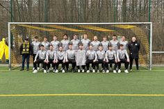 Die 1. Herrenmannschaft des TSV Neustadt mit ihrem Sponsor Marc Lowien vom „Low In“.