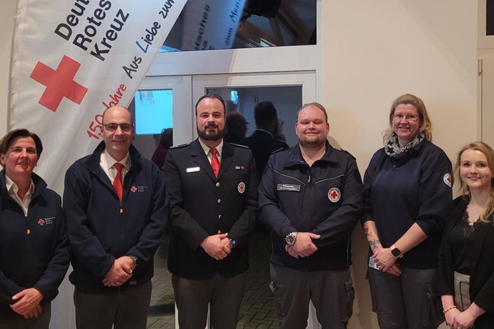 Dank für viele Jahre ehrenamtlichen Einsatz: Auszeichnung für Bereitschaftsmitglieder durch die Bereitschaftsleitung und die Vorsitzende, Hanna Plögemaker (re.).