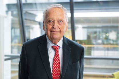 Dr. Arend Oetker erhält die höchste Auszeichnung der Stadt Bad Schwartau.