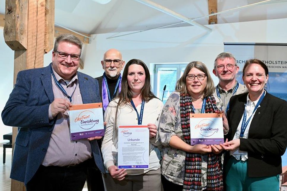 Propst Dirk Süssenbach, Präses Dr. Peter Wendt, Klimaschutzmanagerin Elena Stern, Astrid Faehling von der synodalen Steuerungsgruppe Klimaschutz, Pastor Christoph Fasse und Pröpstin Christine Halisch (v. lks.).