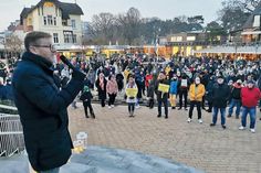 Rund 400 Menschen nahmen an der Mahnwache der Gemeinde Timmendorfer Strand auf dem Timmendorfer Platz teil und zeigten somit Solidarität mit der Ukraine.