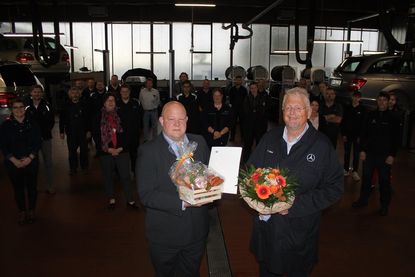 Thomas Selle (vorne re.) im Kreise seiner Kollegen und im Beisein von Geschäftsführer Björn Bigga (vorne lks.), der ihm zum Jubiläum Urkunde, Fleischpräsent und Blumenstrauß überreichte.