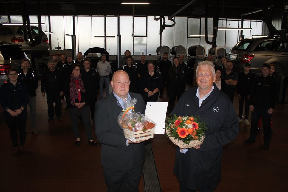 Thomas Selle (vorne re.) im Kreise seiner Kollegen und im Beisein von Geschäftsführer Björn Bigga (vorne lks.), der ihm zum Jubiläum Urkunde, Fleischpräsent und Blumenstrauß überreichte.