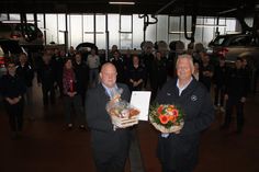 Thomas Selle (vorne re.) im Kreise seiner Kollegen und im Beisein von Geschäftsführer Björn Bigga (vorne lks.), der ihm zum Jubiläum Urkunde, Fleischpräsent und Blumenstrauß überreichte.