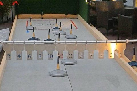 Der ursprünglich aus Skandinavien stammende kurzweilige Wintersport kann mit bis zu 25 Personen gespielt werden.