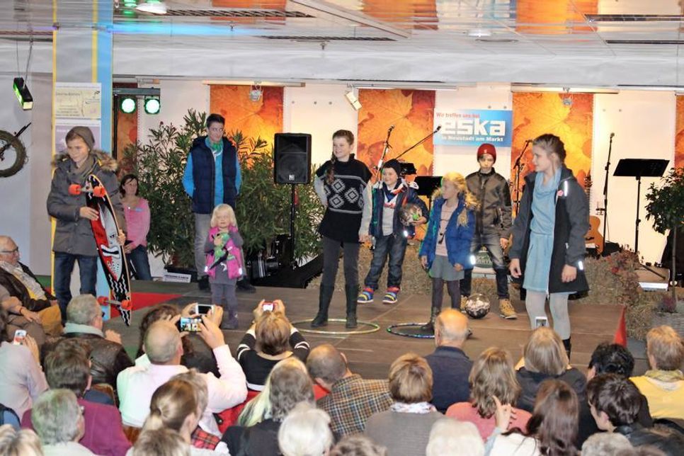 Kindermode - präsentiert während der großen Jubiläums Fashion Show.