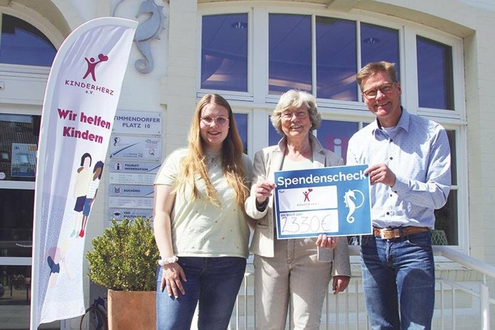 Spendenübergabe des Erlöses der Kunstauktion an Kinderherz e.V. durch Projektleiterin Lale Schoenberg (links) und Tourismuschef Joachim Nitz an die Vorsitzende von Kinderherz e.V., Barbara Bergmann.
