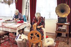 Im offenen Strickcafé wird am Internationalen Museumstag in Pönitz in gemütlicher Runde gemeinsam gewerkelt. (Foto: VA)