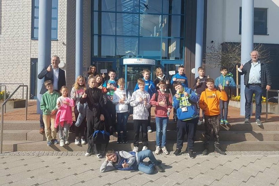 Manfred Wohnrade, Betriebsleiter Tourismus Service Grömitz (lks.) mit der Klasse 5a und Schulleiter Jan-Eric Hertwig (re.).