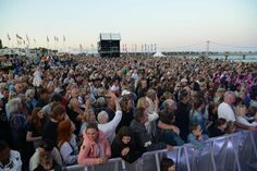 Wer keinen Platz mehr vor der Bühne bekommen hatte, verfolgte das Konzert von Michael Schulte von der Seebrücke aus.