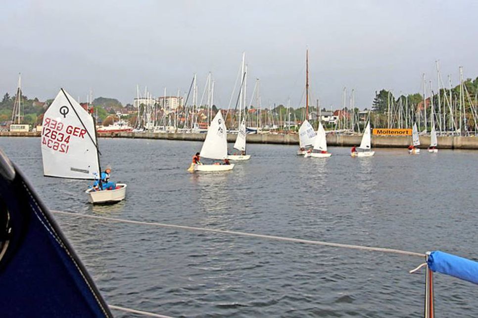 Mit einer kleinen Wettfahrt haben die Jugendabteilungen der MSK und der Segel-AG auf der Förde die Segelsaison 2017 beendet.