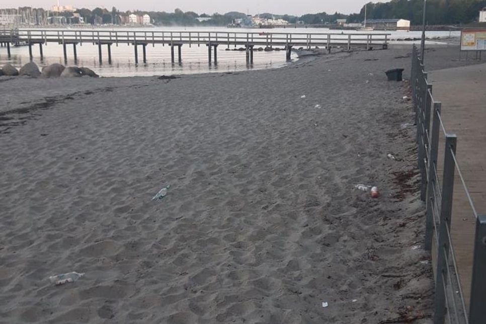 Glasflaschen im Sand beim Strandbad. (Foto: Jan Kruse)
