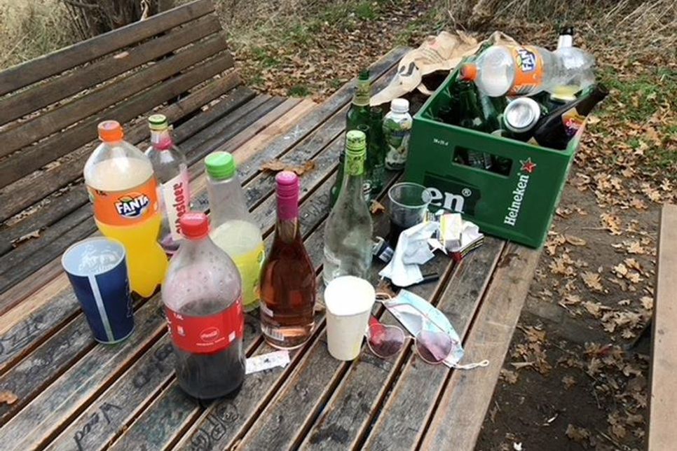 Nach der Party blieben Flaschen und Müll auf der Sitzgruppe am Binnenwasser zurück. (Foto: Jenny Janszen)