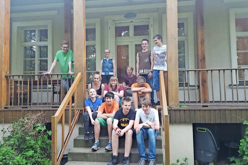 Vor dem Berghaus der Familie von Moltke.
