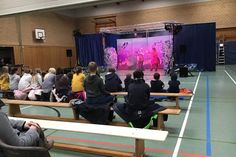 Die liebevoll gestalteten Kulissen und üppigen Kostüme ließen die Kinder nur allzu schnell vergessen, dass sie sich in ihrer sonst eher nüchtern anmutenden Sporthalle befinden.