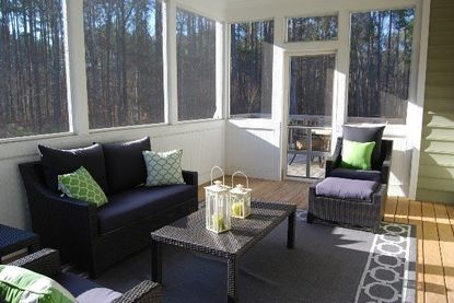 Es gibt eine Alternative zum Wintergarten: Der klassische Anbau dient ganzjährig perfekt als zusätzlicher Wohnraum.