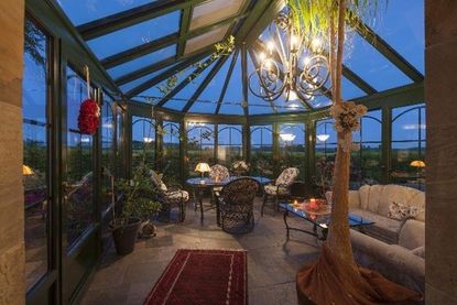 Der Wintergarten sollte in jedem Fall zum Stil des Eigenheims passen und sich nicht vollständig davon abheben.