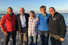 Klaus Holger Hecken (DLRG Einsatzleiter Küste Schleswig-Holstein / DLRG Bundesverband), Jürgen Schlünder (1. Vorsitzender DLRG Dahme), Angelika Neunkirchen (Jubilarin / Wachführerin), Ulrike Dallmann (Tourismusleiterin Ostseebad Dahme), Ralf Grimmling (Team DLRG Wasserrettungsstation Dahme) (v. lks.).