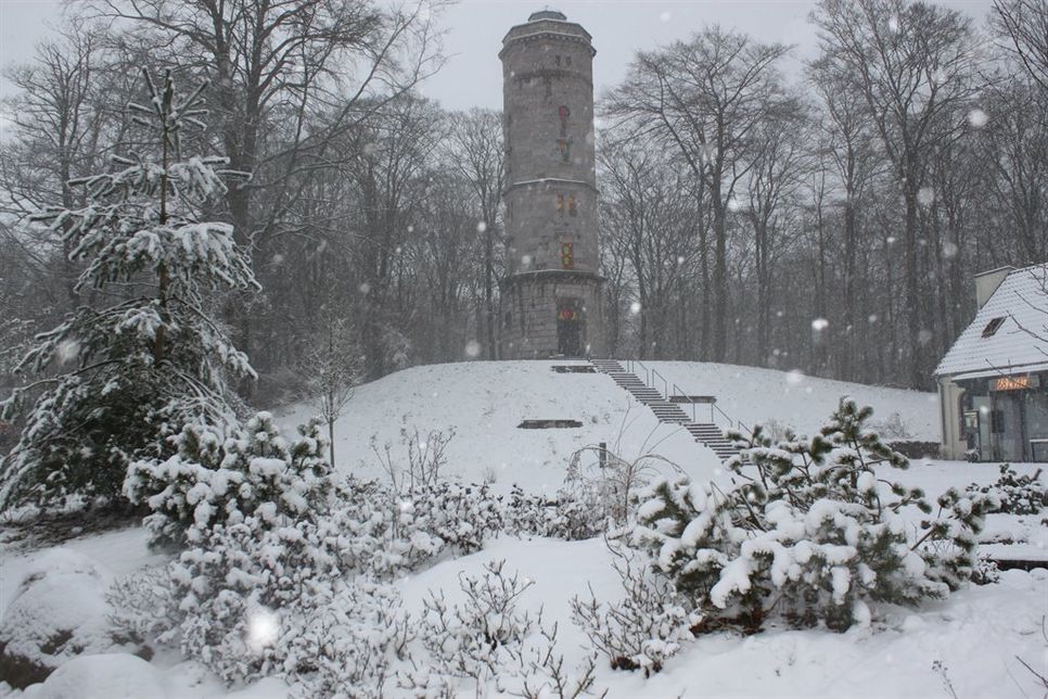 Der Elisabethturm auf dem 168 Meter hohen Bungsberg im Schneetreiben.