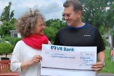 Stellvertretend für die Landwirtschaftsschule Lensahn nahm Christine Grapengeter die Spende von Niels Siewert entgegen (v. lks.).