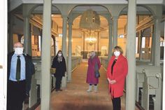 Pastor Björn Schwabe (v. l.) sowie die Vertreter des Fördervereins Christine Nebendahl (Stellvertreterin), Renate Thedens (Beisitzerin) und Antje Klein (Vorsitzende) stellten ihr jüngstes Projekt, den Austausch der „Mutteruhr“ der Schönberger Kirche vor.