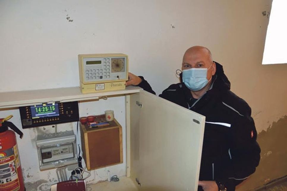 Ein Stück alte Technik: Küster Andreas Sass präsentiert die in die Jahre gekommene „Mutteruhr“. Das ausgediente Modell will er jedoch in der Kirche aufbewahren.