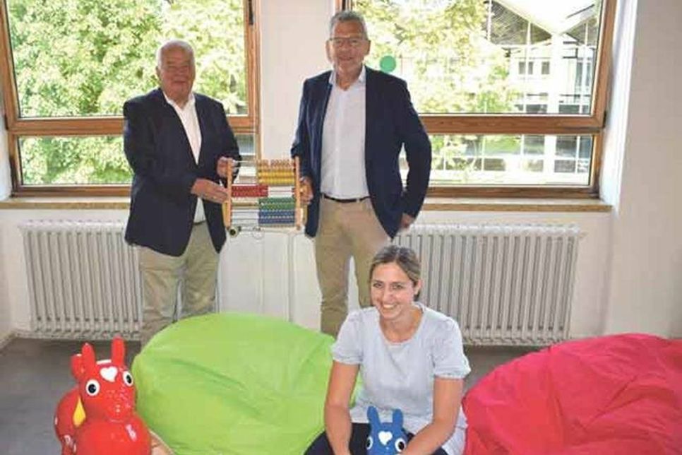 Spielsachen für Kinder aus der Ukraine: Amtsvorsteher Hans-Herbert Pohl (rechts) zusammen mit Eckhard Jensen vom Kinderhilfswerk Schönkirchen und Sandra Spengler von der Amtsverwaltung.