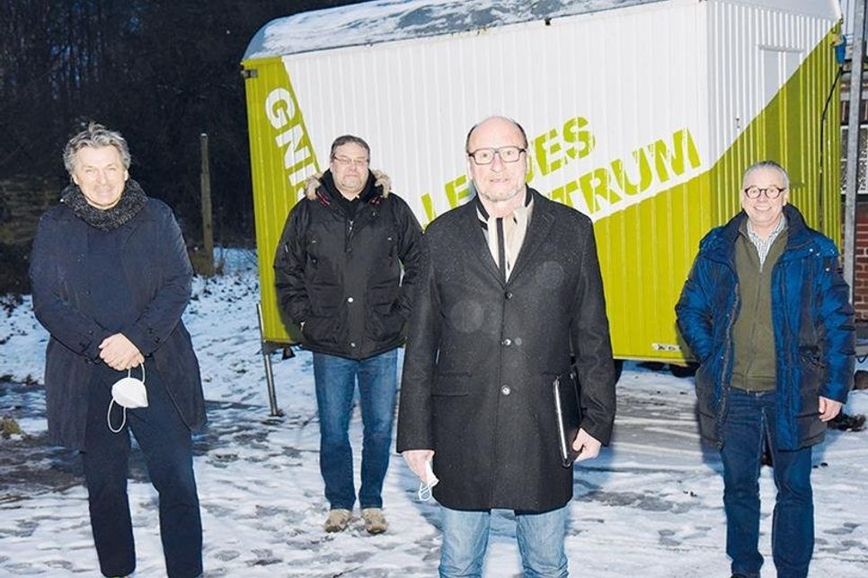 Machten sich vor Ort ein Bild: Ahrensböks Bürgermeister Andreas Zimmermann (v.l.), Gnissaus Dorfvorsteher Steffen Lorenz, der Landtagsabgeordnete Hartmut Hamerich und Pastor Volker Prahl – hier vor dem Bauwagen, der derzeit als „mobiles Dorfzentrum“ genutzt wird.