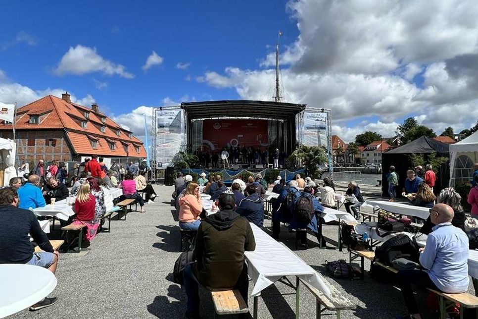 Tolles Wetter und ein buntes Rahmenprogramm lockten zahlreiche Besucherinnen und Besucher in den Neustädter Hafen.