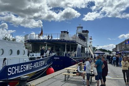 Schlange stehen fürs Open Ship. Diese Gelegenheit wollte sich kaum jemand entgehen lassen.