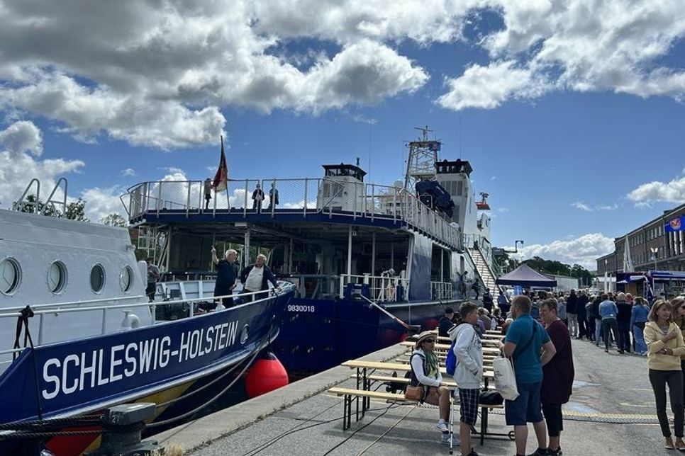 Schlange stehen fürs Open Ship. Diese Gelegenheit wollte sich kaum jemand entgehen lassen.