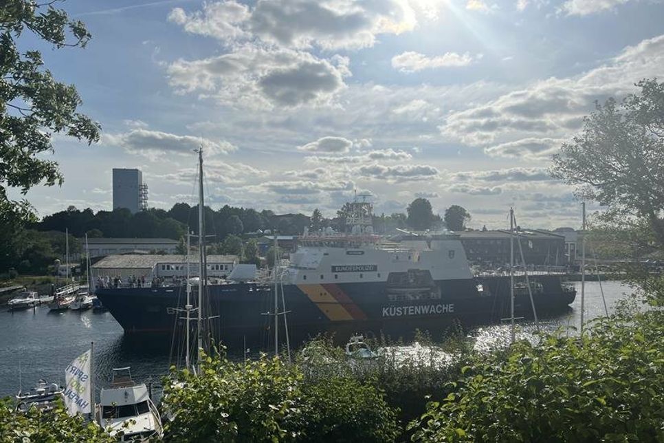 Viele Zuschauerinnen und Zuschauer verfolgten den Abschied des gigantischen Schiffes.